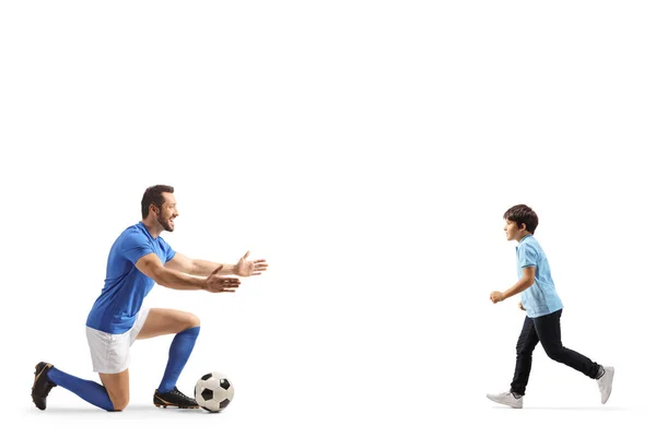 足球运动员正等着拥抱一个孤独在白色背景下的男孩 — 图库照片