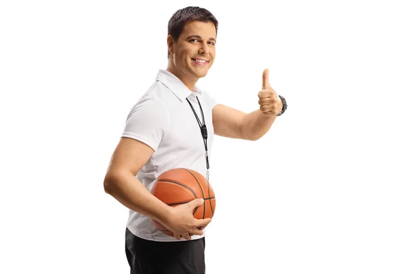 篮球教练拿着球 用一只孤立的大拇指在白色的背斜上做手势 — 图库照片