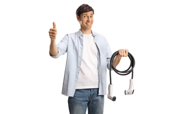 Usmívající Muž Drží Kabel Pro Elektrické Vozidlo Nabíjení Gesty Palce — Stock fotografie