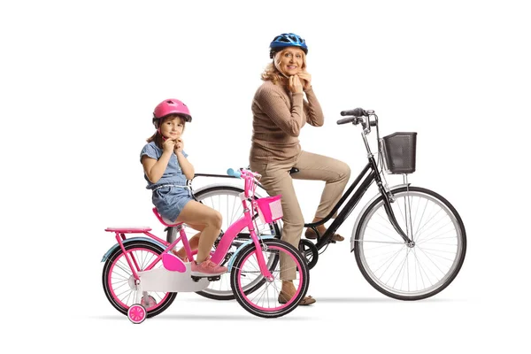 Frau Und Kleines Mädchen Mit Fahrrädern Setzen Helme Auf Weißem — Stockfoto