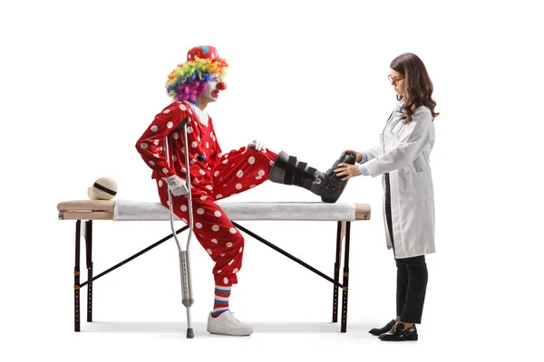 Clown Ferito Con Tutore Ambulante Seduto Letto Terapia Medico Controllando — Foto Stock