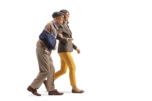 부상을 노인을 백인들 고립된 채걷는 — 스톡 사진