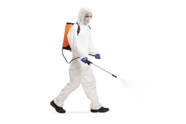 身穿防腐衣的害虫专业人员步行和喷洒一种白色背景隔离的清洁剂 — 图库照片