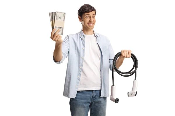 Muž Drží Kabel Pro Nabíjení Elektrických Vozidel Hromady Peněz Izolovaných — Stock fotografie