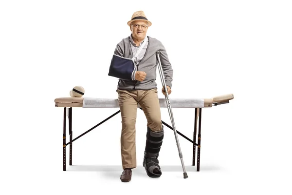 Paciente Masculino Edad Avanzada Con Brazo Una Pierna Rotos Sentado — Foto de Stock