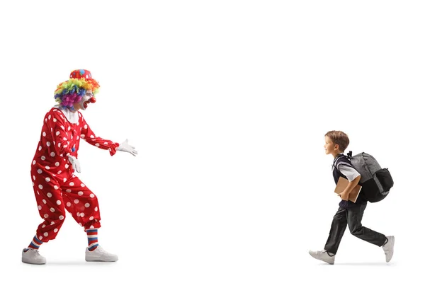 一个男生跑去拥抱一个被白色背景隔离的小丑的全景照片 — 图库照片