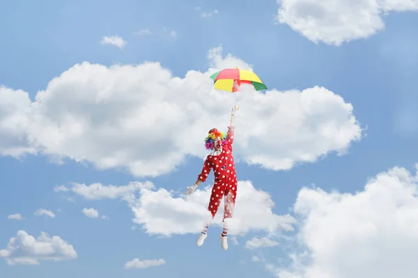 Rolig Clown Som Håller Ett Paraply Och Flyger Upp Skyn — Stockfoto