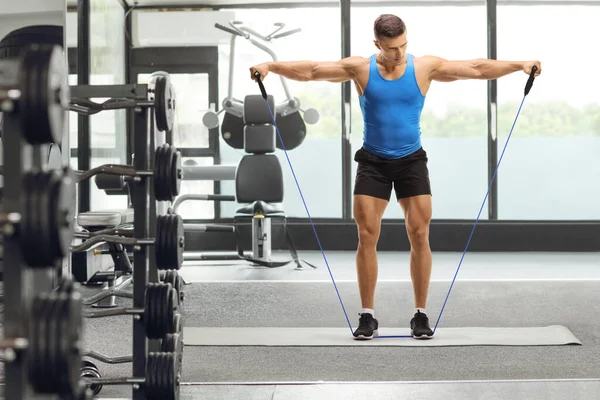 Ganzkörperporträt Eines Muskulösen Kerls Der Mit Einem Widerstandsband Fitnessstudio Trainiert — Stockfoto