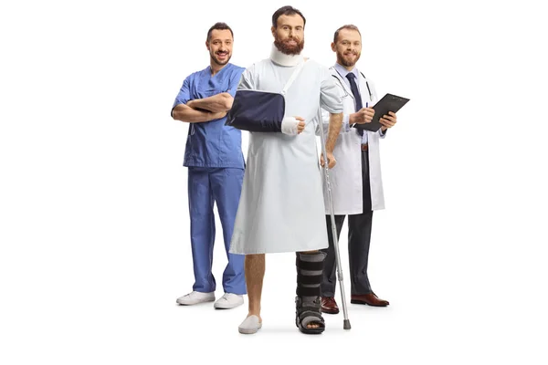 Ομάδα Γιατρών Και Ένας Άνδρας Ασθενής Ορθοπεδική Μπότα Και Αυχενικό — Φωτογραφία Αρχείου