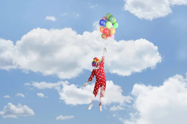 Смешной Клоун Держащий Шары Летающий Небе — стоковое фото