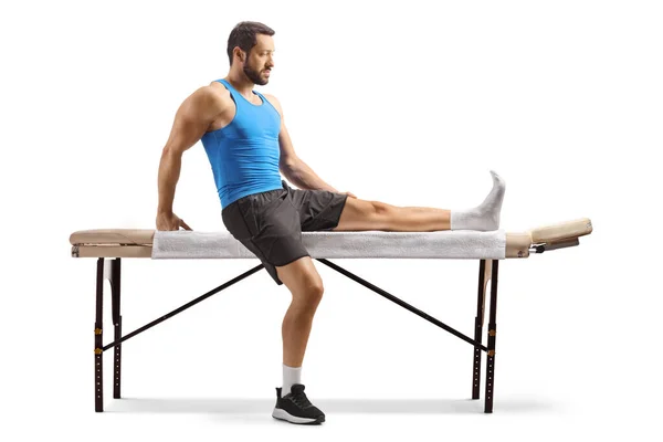 Man Atleet Met Een Gewond Been Zitten Een Massage Bed — Stockfoto