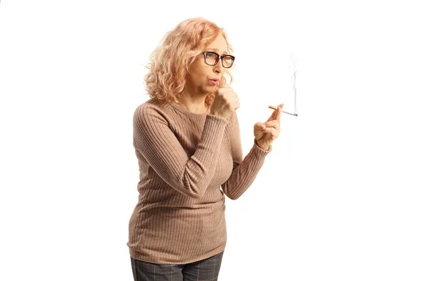 Dojrzałe Kobieta Okulary Palenie Papieros Izolowane Białym Tle — Zdjęcie stockowe