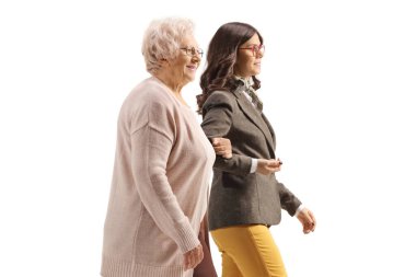 Genç bir kadını kollarının altında tutan ve beyaz arka planda yalnız yürüyen yaşlı bir kadın.