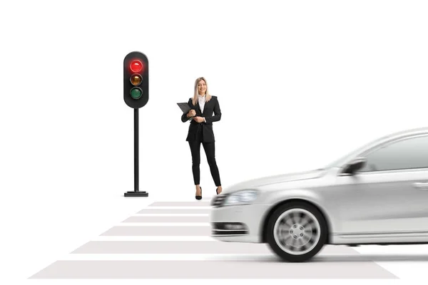Affärskvinna Håller Urklipp Och Väntar Trafikljus Isolerad Vit Bakgrund — Stockfoto