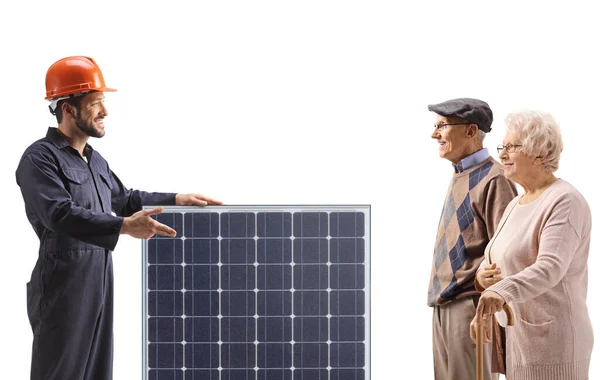 Trabajador Con Panel Solar Hablando Con Una Pareja Ancianos Aislados —  Fotos de Stock