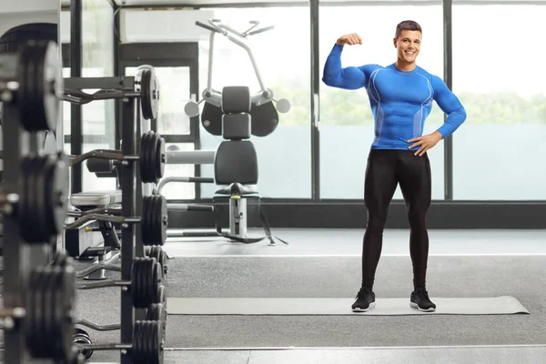 Ganzkörperporträt Eines Durchtrainierten Muskulösen Mannes Leggings Einem Fitnessstudio — Stockfoto