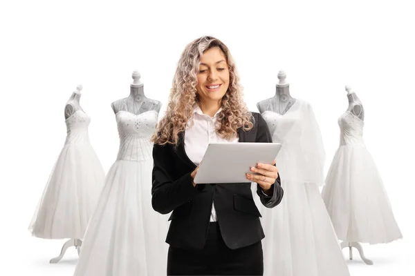Mulher Negócios Usando Tablet Digital Frente Vestidos Noiva Bonecas Manequim — Fotografia de Stock
