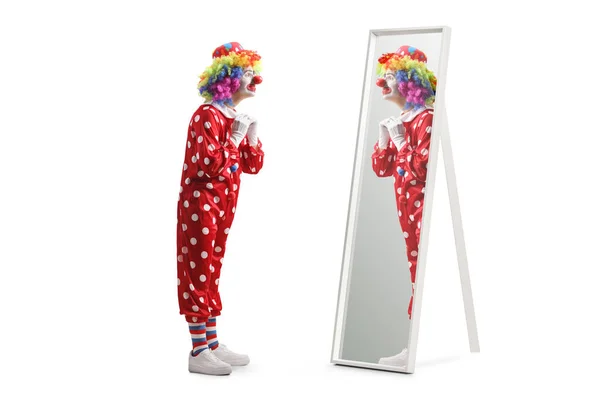 小丑在一面白色背景隔离的镜子前穿上服装的全景镜头 — 图库照片