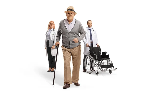 Gezonde Oudere Mannelijke Patiënt Lopen Artsen Die Rug Geïsoleerd Witte — Stockfoto