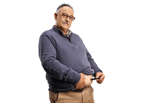 Volwassen Man Met Een Insulinepen Buik Geïsoleerd Witte Achtergrond — Stockfoto