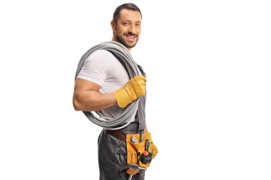 Omzunda kablolar tutan ve beyaz arka planda izole bir şekilde gülümseyen bir elektrikçi.