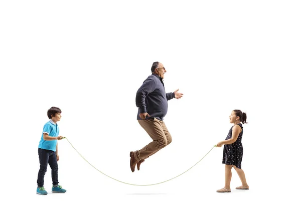 Полнометражный Снимок Зрелого Мужчины Прыгающего Веревке Детьми Белом Фоне — стоковое фото