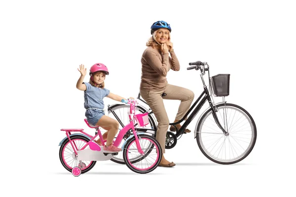 Mädchen Und Eine Frau Auf Fahrrädern Tragen Helme Isoliert Auf — Stockfoto