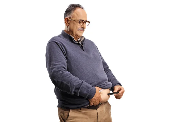 Starší Muž Používající Inzulínové Pero Břiše Izolované Bílém Pozadí — Stock fotografie