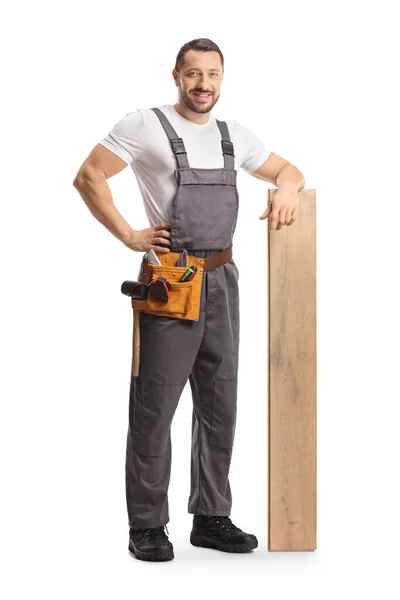 Handwerker Posiert Mit Einem Holzbalken Isoliert Auf Weißem Hintergrund — Stockfoto
