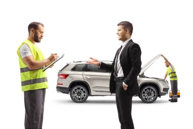 Yol yardımcıları beyaz arka planda araba sorunu olan bir adama yardım ediyor.