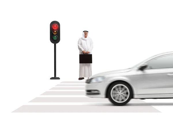 Full Längd Porträtt Arabisk Affärsman Väntar Trafikljus Isolerad Vit Bakgrund — Stockfoto
