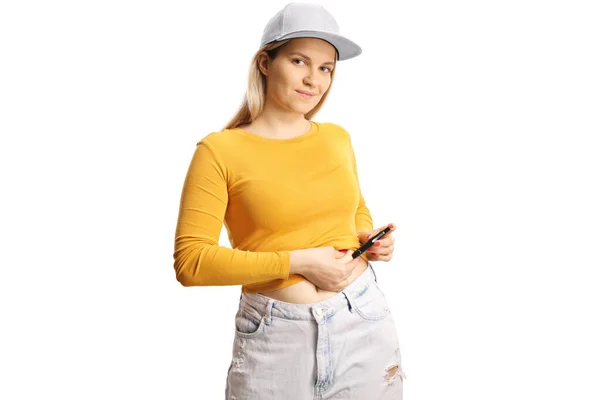 年轻女性在腹部注射胰岛素笔 分离于白色背景 — 图库照片