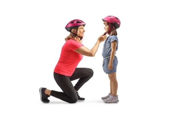 Moeder Zetten Een Helm Een Kind Gesoldeerd Witte Achtergrond — Stockfoto