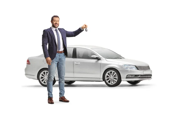 Усміхнений Професійний Чоловік Тримає Ключ Автомобіля Перед Машиною Слайдера Ізольовано — стокове фото