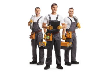 Kablo tutan elektrikçiler ve beyaz arka planda izole edilmiş bir pano tutan takım lideri.