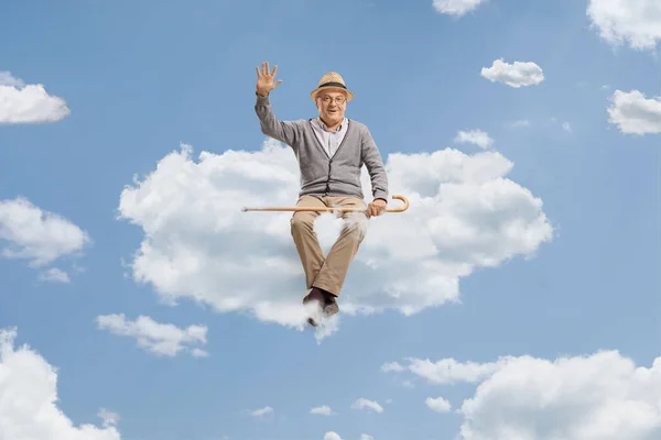 Yaşlı Bir Adamın Uzun Bir Portresi Bulutun Üzerinde Oturuyor Sallıyor — Stok fotoğraf