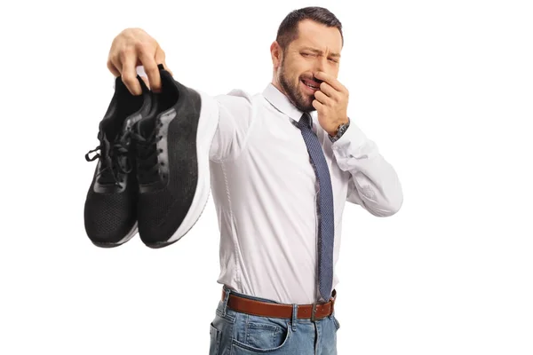 Hombre Sosteniendo Par Apestosas Zapatillas Aisladas Sobre Fondo Blanco —  Fotos de Stock