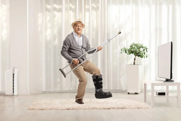 Pełna Długość Portret Szczęśliwego Dojrzałego Mężczyzny Ortopedyczną Ortopedyczną Ortezą Grającego — Zdjęcie stockowe