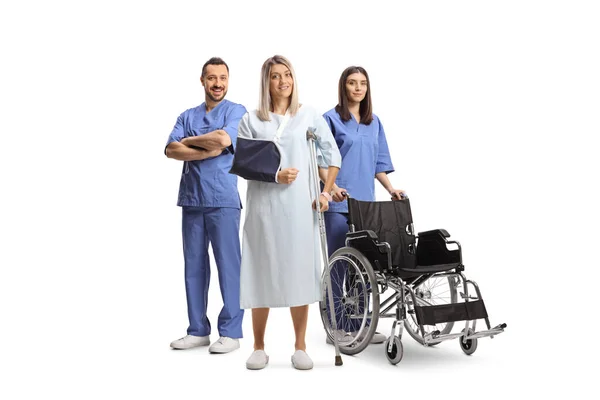 Health Care Workers Helping Young Woman Hospital Gown Broken Arm — Stock Photo, Image