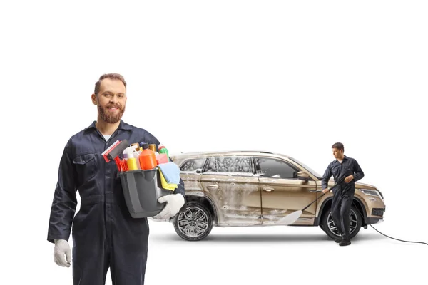 水圧で車両を洗浄し 白い背景に隔離されたバケツを保持する労働者 — ストック写真