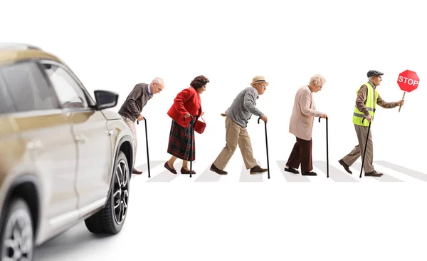 歩行者横断歩道で待っている車と白の背景に隔離された杖で歩く高齢者 — ストック写真