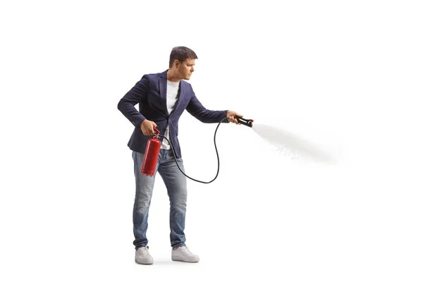 Mann Benutzt Einen Feuerlöscher Auf Weißem Hintergrund — Stockfoto