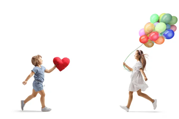 Küçük Kız Kırmızı Bir Kalp Taşıyor Balonları Olan Bir Kıza — Stok fotoğraf