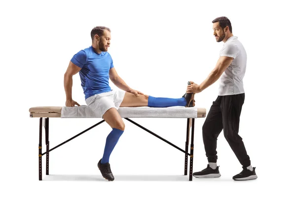Fisioterapeuta Tratando Jugador Fútbol Aislado Sobre Fondo Blanco — Foto de Stock