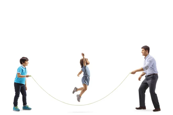 Baba Beyaz Arka Planda Izole Edilmiş Oğluyla Kızıyla Atlama Oyunu — Stok fotoğraf