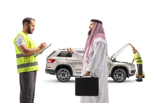 Агент Дорожньої Допомоги Розмовляє Саудівським Арабським Чоловіком Фіксує Свою Машину — стокове фото