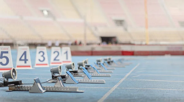 Atletizm Stadyumdaki Mavi Koşu Pistinde Blokları Başlatıyor — Stok fotoğraf