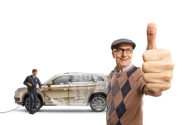 白い背景には水圧機で車両を洗っている老人が親指を立てている — ストック写真