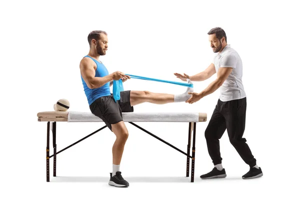 Jongeman Stretching Been Met Een Elastische Band Met Een Fysiotherapeut — Stockfoto