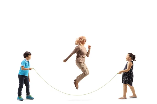 ロープを持っている男の子と女の子の完全な長さのプロフィールショットと女性は白い背景に孤立ジャンプ — ストック写真